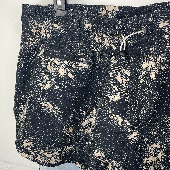 Old Navy Extra High-Waisted Dolphin-Hem Run Shorts 2.5-inch inseam 2X - Picture 2 of 11